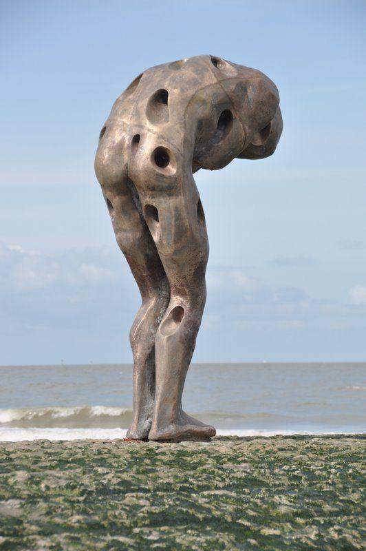 Het zijn ook de golven die onvermoeibaar uithalen naar de Tomorrow s Man van Catherine François, de twee meter hoge bronzen man op een golfbreker in de Noordzee in Knokke.