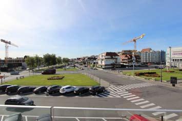 Cet appartement se trouve à 35 mètres de la Place Rubens et de la digue à et offre une superbe vue mer latérale.