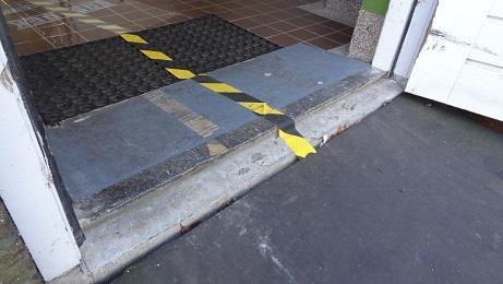 2.2 Deurmatten Eisen: Kokosmatten en rubber(ring)matten zijn in de route tussen trottoir en stemlokaal niet toegestaan.