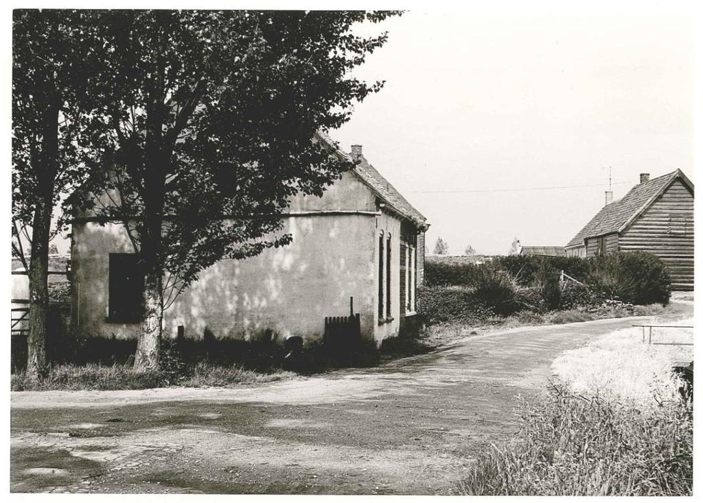 Huis Molenvliet 21 / 23, kort voor afbraak. De wc s die aanvankelijk (1905) achter in de tuin stonden hebben ze later aan de achterkant tegen het huis aangebouwd.
