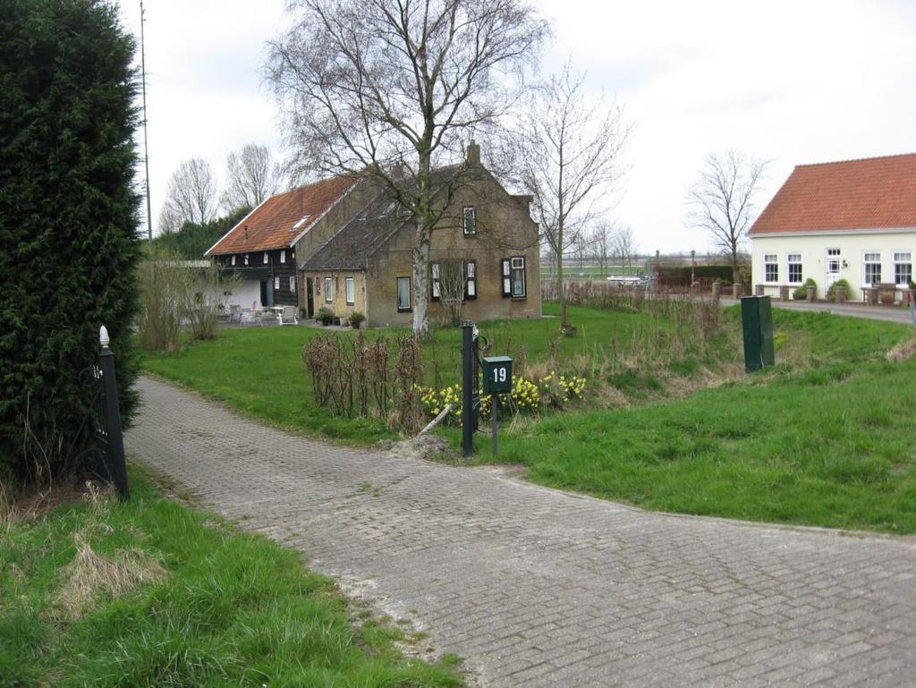 Foto 2012. Molenvliet 19. Rechts nr. 23 aan de nu doodlopende voormalige Voorweg. Adriaan en Willem Bergers, landbouwers, won. Tholen. 1. Molenvliet G 1022 huis, schuren en erf 2.03.