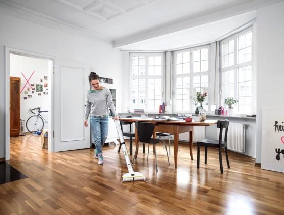 Volledig opgeladen reinigt de FC 3 Cordless Premium grondig elke harde