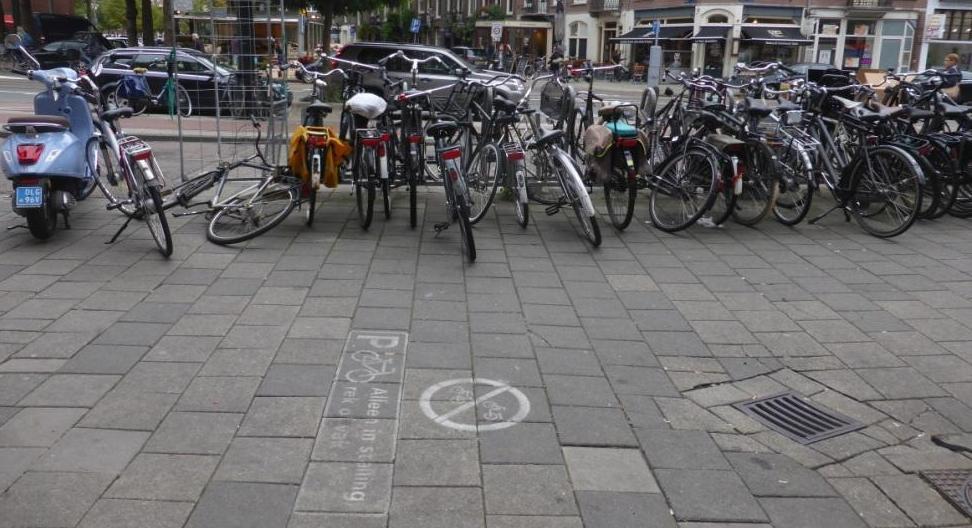 Foto 3: Cornelis Troostplein: tekort aan kortparkeer ruimte, niet hinderlijke