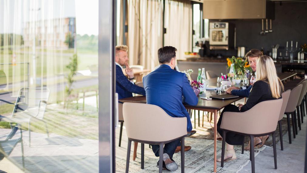 PRIVATE MEETINGS. Voor een intiem gezelschap of voor groepen tot 22 mensen is alles mogelijk voor een exclusieve meeting in een luxe privé setting.