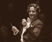 Gustavo Gimeno, dirigent Gustavo Gimeno s onverwachte debuut bij het Koninklijk Concertgebouworkest in februari 2014, als invaller voor Mariss Jansons, zorgde voor een stroomversnelling in zijn