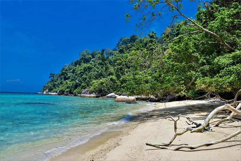 Dag 17 Pulau Tioman Vrije dag. De grootste natuurlijke attracties van het eiland zijn toch wel de prachtige witte stranden en het heldere, azuurblauwe zeewater.