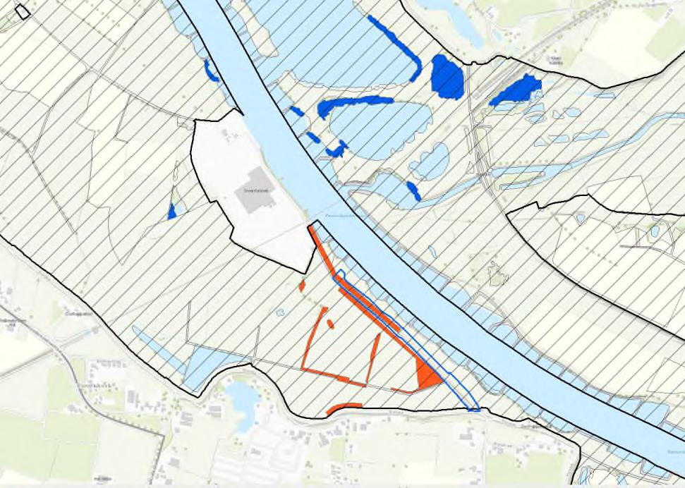 Figuur 3: bovenste afbeelding geeft de ligging van de habitattypen H6510A (oranje vlakken) en H91E0A (blauwe vlakken) in en rondom het projectgebied aan volgens de habittatypenkaart van de provincie