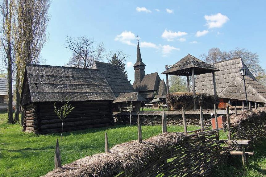 Het dorpsmuseum Satului bestaat al sinds 1936 en is een groot openluchtmuseum (15 hectare groot!