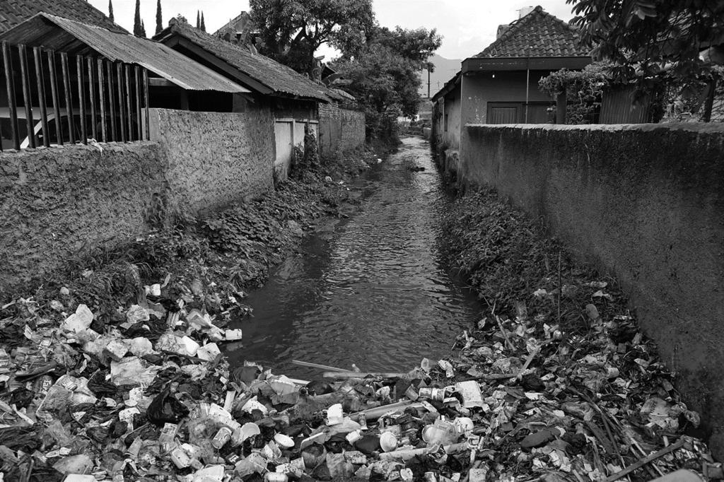 Ontwikkelingsland Indonesië Opgave 5 Regenklimaten en wateroverlast Afval in een afwateringskanaal in Jakarta Opgave 6 De secundaire sector in Indonesië Bijdrage van de