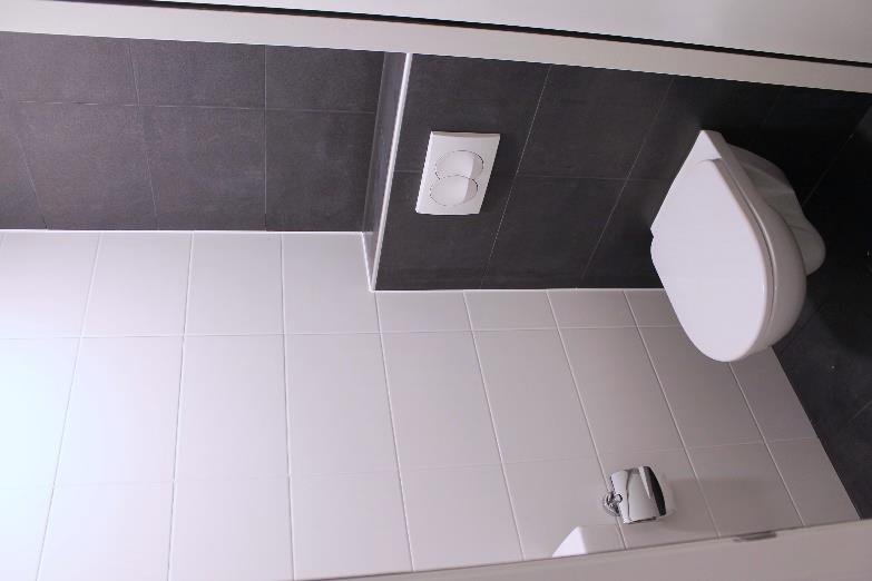 Spoelbak - Stroomvoorziening - Toilet afgewerkt met wand-
