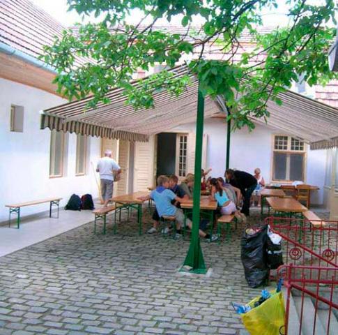 LOCATIE De hele groep verblijft samen in huis Zsigmond van reisorganisatie JEKA.