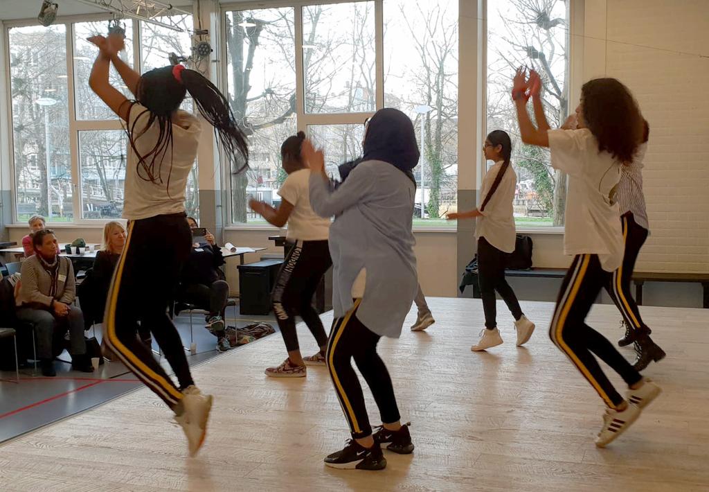 Cultuureducatie in het voortgezet onderwijs in Amsterdam Cultuureducatie in het voortgezet onderwijs in Amsterdam Het huidige overheidsbeleid stimuleert scholen om in samenwerking met culturele