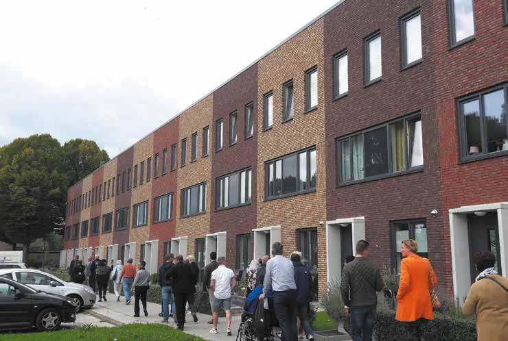 Bewoners en Waardwonen werken samen aan Klappenburg Bewoners en Waardwonen werken samen aan plannen voor de wijk Klappenburg in Bemmel. Samen onderzoeken we wat de beste toekomst voor de woningen is.