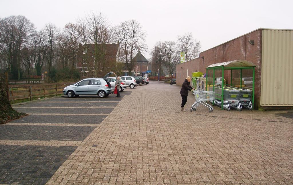 Figuur 2: Gramsbergen, Oostermaat 60: Foto genomen in zuidoostelijke richting. Rechts is de supermarkt zichtbaar, op de achtergrond het station van Gramsbergen.