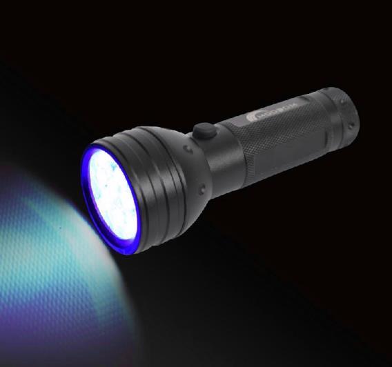 UV Zaklamp 18788477 Gemakkelijk te dragen UV lamp. Werk van dichtbij met UV licht. Dit is voor slechtzienden een extra stimulatie. Wordt exclusief 3 AA batterijen geleverd. Afmeting: 14,5 cm 5.