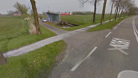 Ter hoogte van Winsumerstraatweg 2 bevindt zich een houtwal met onder ander vlier, esdoorn en gewone es inclusief takkenril.