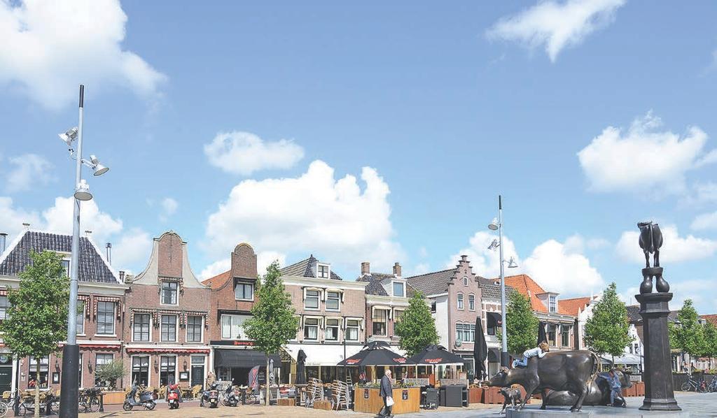 De stad ligt gunstig ten opzichte van Amsterdam waar veel inwoners, vaak voormalig inwoners van de hoofdstad, werken.