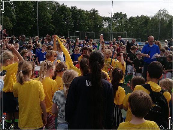 Hockeytoernooi Afgelopen woensdag zijn we met groep 7 en groep 8 naar het hockeytoernooi gegaan. We hadden twee meidenteams en een jongensteam.