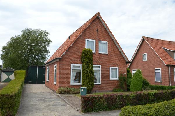 Omschrijving VRIJSTAANDE WONING IN NUIS! In het landelijk gelegen Nuis staat deze vrijstaande woning met drie slaapkamers.