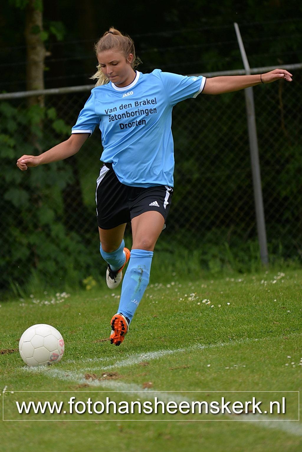 de sport en de locatie enige inventiviteit. Bijvoorbeeld: gebruik het eerste kwartier van een wedstrijd eens voor het zoeken naar fotogenieke spelers/deelnemers (m/v).