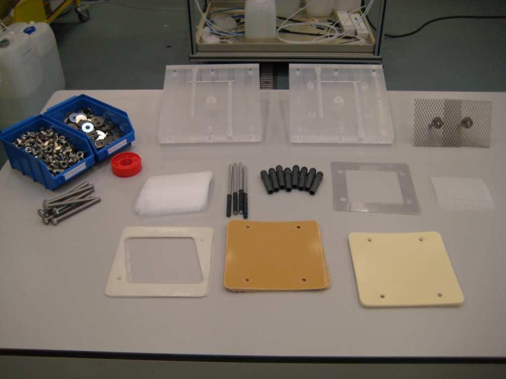 Het pakket bestaat uit: Begin- en eindplaat Vierkante pakkingen & spacers (2x) Silicone pakkingen (20x) Spacers Kation membraan (11x) Anion membraan (10x) Elektrodes (2x)