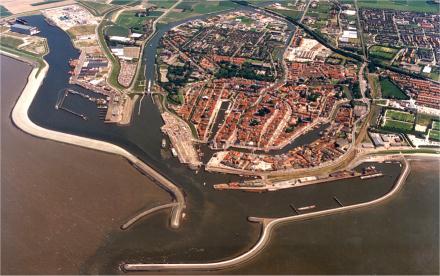 11 Stabiliteit van steenzettingen op havendammen In Nederland zijn er veel havendammen die de primaire waterkering plaatselijk beschermen tegen grote golfaanval.
