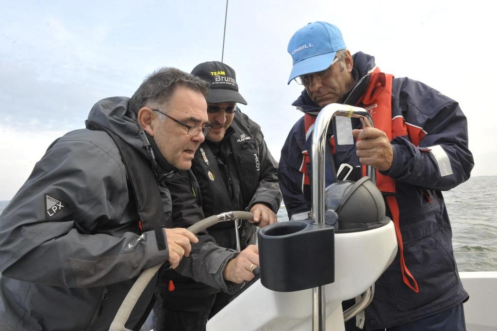 v.l.n.r. Jaap, Rob en Hans De boot is uitgerust met een digitaal navigatiesysteem. Uit 2015. Het vraagt enige behendigheid het goede kaartbeeld te hebben.