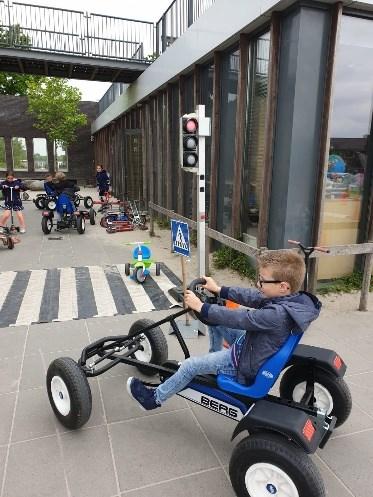 Parkeren in de parkeervakken Fijn, als uw kinder(en) zoveel mogelijk te voet of met de fiets naar school komt/komen.