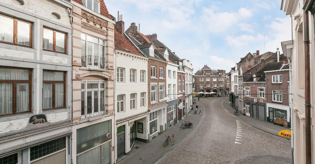 HARTJE CENTRUM VAN MAASTRICHT in de historische binnenstad van Maastricht ligt deze stadswoning met onder andere een ruime multifunctionele ruimte op de begane grond (wonen/bedrijfsruimte), vier