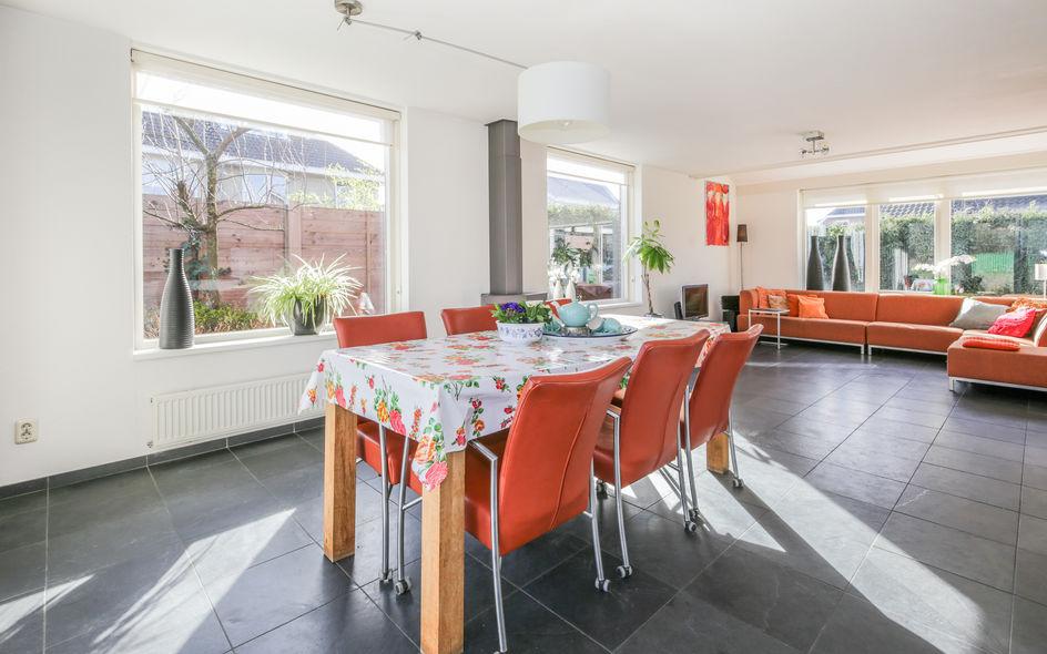 Grote woonkamer met vloerverwarming en gashaard Bouwjaar: 2005 Woonoppervlak: 113 m² Perceeloppervlak: 466 m² Indeling Via de oprit, met plaats voor meerdere auto's kom je bij de voordeur.