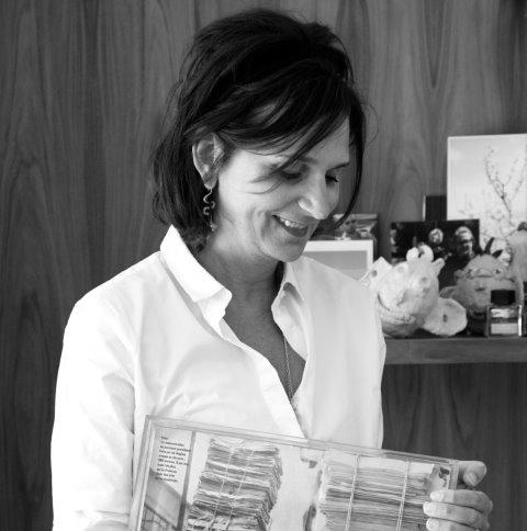 MARIE MICHIELSSEN Marie Michielssen volgde een opleiding grafische vormgeving en startte in 1995 een eigen bedrijf. Daarvoor kocht ze oude bloempotten op, die ze vervolgens beschilderde en patineerde.