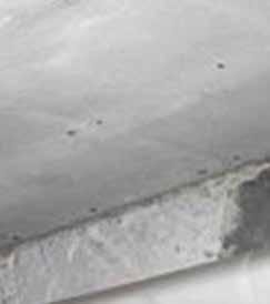 Voorbeelden van niet-hechtgebonden asbesttoepassingen Plaasterisolatie rond verwarmingsleidingen Brokkelige plaaster met weinig tot zeer veel vezels en meestal met witte jute doek errond.