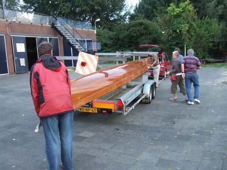 MAXI belading onderste draagbalken Op de MAXI moeten alle boten onderste boven geladen worden, met achtersteven tot aan neuswiel.