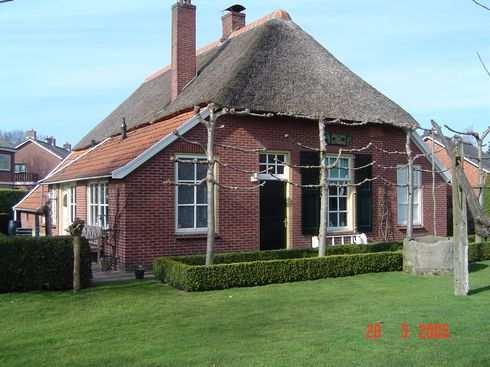 Mogelijk komt de erfnaam van de zg klopjeshuizen die in Twente voorkwamen; dzw huizen waar vrouwelijke kerkdienaressen en pastoorshulpen woonden.
