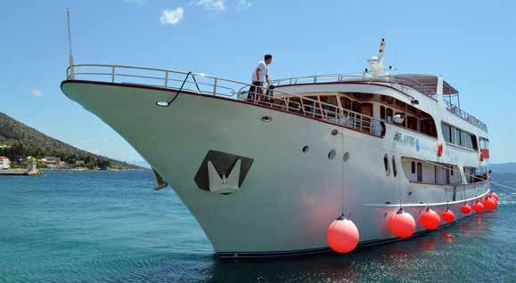 10 M/S ATLANTIC 5* Luxury Boat Bouwjaar : April 2014 Romp : Stalen boot Lengte : 41,00 m Breedte : 8,00 m Diepgang : 2,60m Gewicht : 430.
