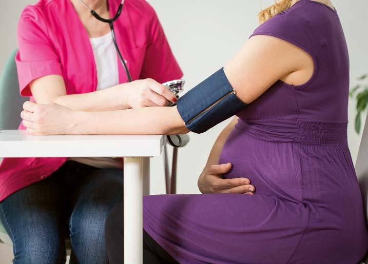 2 Controles tijdens de zwangerschap Van eens in de 4 weken tot elke week Je verloskundige of gynaecoloog controleert regelmatig het verloop van je zwangerschap.