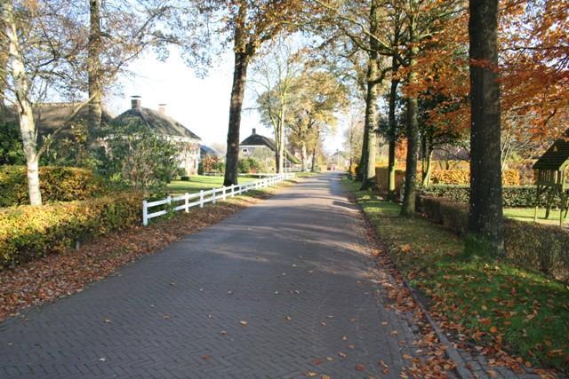 Eemster is gelegen ten noorden, op ca. 2 km. afstand, van het centrum van Dwingeloo.