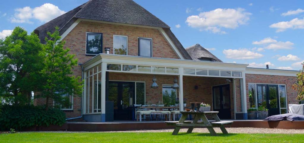 VERANDA S Geniet van je tuin onder een landelijke veranda Voor deze klassieke villa met rieten dak hebben