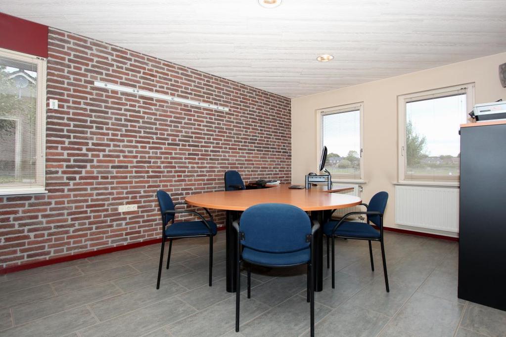 43 m²) Twee grote kantoor/vergaderruimtes zijn aan de voorzijde gelegen en identiek aan elkaar afgewerkt met een doorlopende tegelvloer.