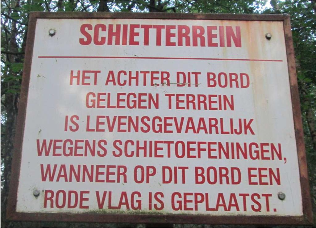 Ga gelijk weer links, langs de vakantieboerderij en volg de