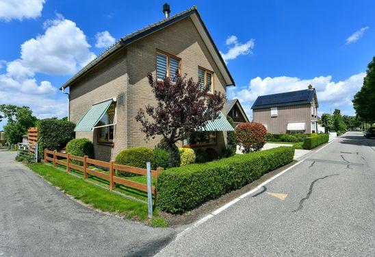 Vrijstaand wonen met garage en kantoorruimte. Deze vrijstaande woning is gelegen op een perceel van 435 m2 eigen grond in het mooie Korteraar tussen Aarlanderveen en Ter Aar in.