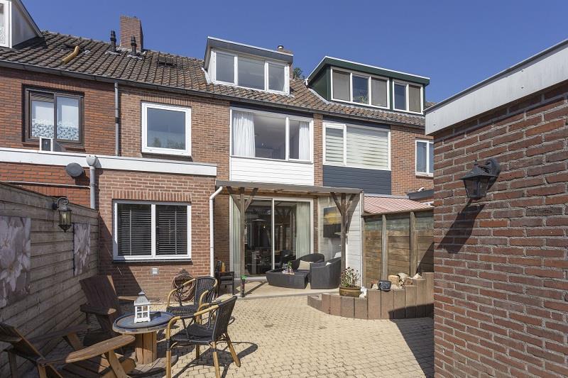 Tuin Zonnige achtertuin, gelegen op het oosten met overdekt terras, stenen berging en achterom. Overdekt terras aansluitend aan de woonkamer en keuken.