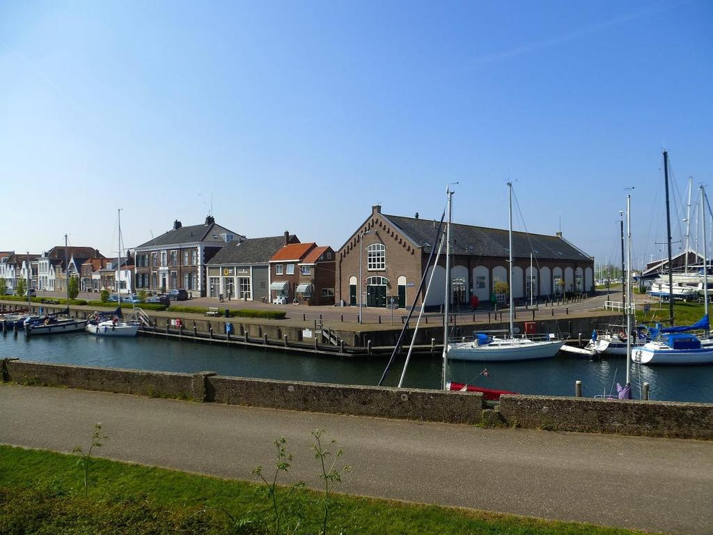 BROUWERSHAVEN Smalstad Brouwershaven was vroeger van grote betekenis voor de zee- en handelsvaart, wat men nu nog terug kan zien aan het prachtige stadhuis en de grote Sint Nicolaaskerk.