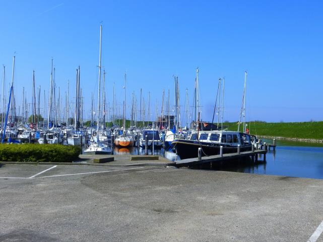 Brouwershaven ligt aan het grootse zoutwatermeer van Europa, De Grevelingen, en is nu een centrum voor watersport en recreatie. Er zijn mogelijkheden tot overnachten zowel in als rondom Brouwershaven.