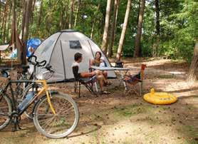 Camping Kampeerweide (max 6 personen) 6 plaatsen vooral voor jongeren DAGTARIEF (in hoogseizoen en enkel met de tent: 24) Kampeerautoplaats DAGTARIEF 26