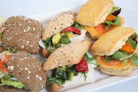 Kaas, luxe Vleeswaren en huisgemaakte salades 4,00 per stuk 4,50 per stuk 7,50 per stuk Broodjes DeLuxe of open sandwich!