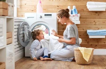 Vrouwen in relatie tot hun omgeving Vermijd foto s die vrouwen op stereotiepe plekken tonen (achter een aanrecht, bij de wasmachine). Hieronder zie je een voorbeeld van hoe het niet moet.