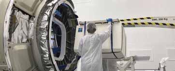 Het Cold Atom Lab wordt in de ruimtecontainer Cygnus geladen, voor transport naar het ISS (beeld: NASA). Het Cold Atom Lab in opbouw (Beeld: NASA/JPL). WAT IS BOSE-EINSTEINCONDENSAAT?