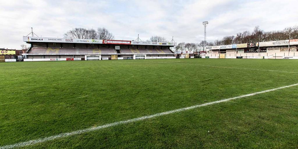 Hoofdtribune Boord aan hooftribune 2500 (80 x 0,5m) In tribunes en andere hoog 800 (5 x 2m) Borden veldzijde 300 (5 x 1,4m) Zijtribune Hoofdtribune hoog 1750 (5 x 2m) Bord aan scorebord 1500 (5 x