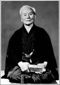 Gishin FUNAKOSHI << - >> Masatoshi NAKAYAMA << - >> Keinosuke ENOEDA Satoshi MIYAZAKI << - >> Sergio GNEO << - >> Kazuhiro SAWADA Gishin Funakoshi sensei (1868-1957) Gishin Funakoshi werd geboren in